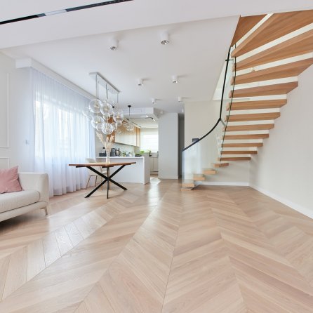 Podłoga szczotkowana czy gładka? 