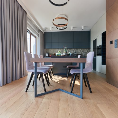 Do jakiego wnętrza jasna podłoga, a do jakiego ciemna?