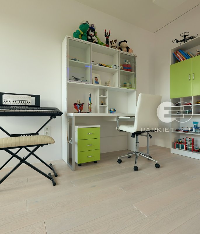 Polish Oaks - Snowy Oak