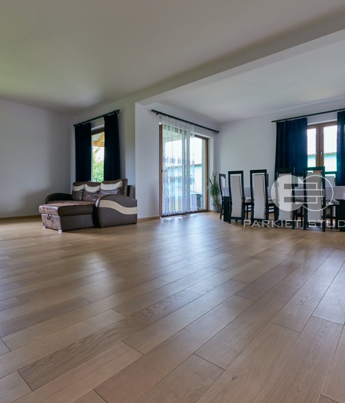 Finish Oak White-Washed Natural Board