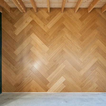 Montaż podłogi na ścianie - Walczak Jodła Klasyczna Dąb Bezbarwny