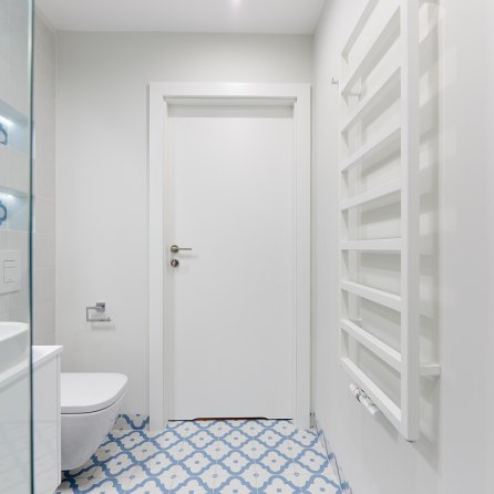 DRZWI TAFLA T1 Z PODCIĘCIEM ŁAZIENKOWYM - OŚCIEŻNICA 90 ST-  OPASKI 80MM - LAKIER BIAŁY RAL 9003 - ZAWIASY CHOWANE