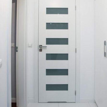 DRZWI KOMFORT K1  ŁAZIENKOWE Z PODCIĘCIEM U - SZKŁO MLECZNE BEZPIECZNE - KOLOR BIAŁY RAL 9003 - OŚCIEŻNICA STANDARD 80MM - ZAWIASY WIDOCZNE INOX