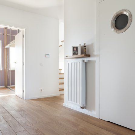 DRZWI TAFLA BULAJ STALOWY ŁAZIENKOWE - OŚCIEŻNICA STANDARD  - OPASKI 80MM - PODCIECIE ŁAZIENKOWE - KOLOR BIAŁY RAL 9003 SATYNA - ZAWIASY UKRYTE