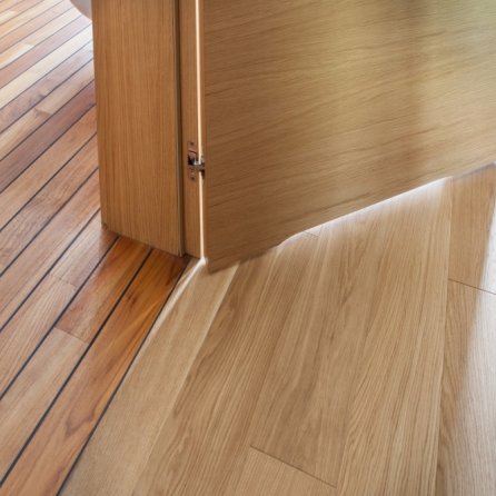 DRZWI TAFLA T2 USŁOJENIE POZIOME Z PODCIĘCIEM ŁAZIENKOWYM - OŚCIEŻNICA SKOS 45 ST-  OPASKI 80MM - FORNIR DĄB NATURALNY - ZAWIASY CHOWANE