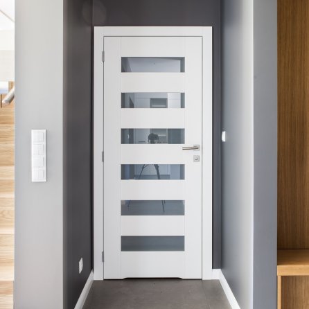 DRZWI KOMFORT K1 Z PODCIĘCIEM WENTYLACYJNYM - SZKŁO MLECZNE BEZPIECZNE - KOLOR BIAŁY RAL 9003 - OŚCIEŻNICA STANDARD 80MM - ZAWIASY WIDOCZNE INOX