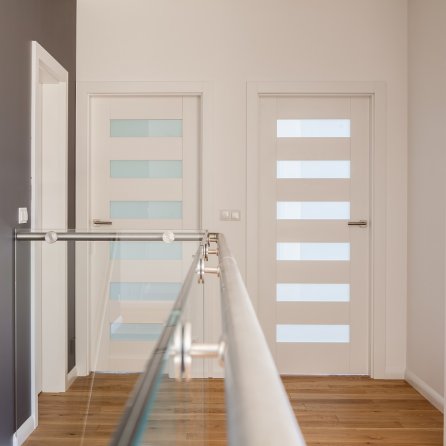 DRZWI KOMFORT - SZKŁO MLECZNE BEZPIECZNE - KOLOR BIAŁY RAL 9003 - OŚCIEŻNICA STANDARD 80MM - ZAWIASY WIDOCZNE INOX