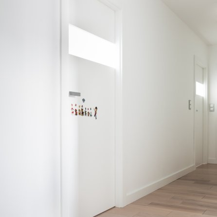 DRZWI HORYZONT H1 - OŚCIEŻNICA STANDARD 80MM - KOLOR BIAŁY RAL 9003 - SZYBA MLECZNA BEZPIECZNA - ZAWIASY CHOWANE