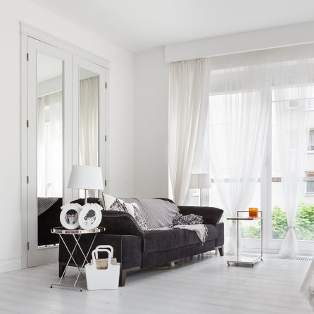 DRZWI KLASIK 01 Z LUSTREM - OŚCIEŻNICA REGULOWANA - OPASKI 60MM - PORTAL GÓRNY 1.5 - KOLOR BIAŁY RAL 9003 SATYNA - ZAWIASY WIDOCZNE INOX