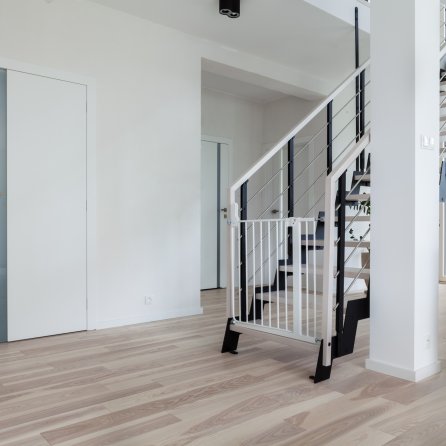 DRZWI VERTICAL V4 - SZYBA MLECZNA BEZPIECZNA - OŚCIEŻNICA STANDARD 80MM - KOLOR BIAŁY RAL 9003 - ZAWIASY CHOWANE