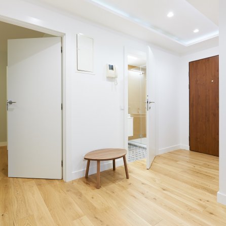 DRZWI TAFLA T1 - OŚCIEŻNICA 90 ST-  OPASKI 80MM - LAKIER BIAŁY RAL 9003 - ZAWIASY CHOWANE