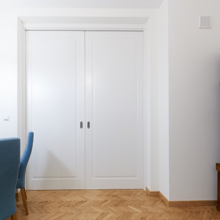 DRZWI SOFT S1 - OŚCIEŻNICA STANDARD 90 ST-  OPASKI 80MM - LAKIER SATYNA BIAŁY RAL 9003 - PRZESUWNE W KASECIE