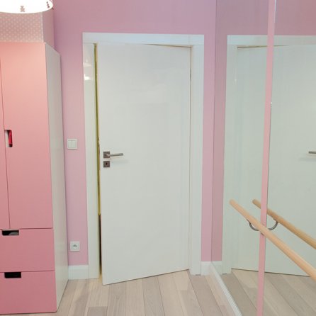 DRZWI TAFLA T1 - OŚCIEŻNICA TOWER OBNIŻONY  - OPASKI 80MM - KOLOR BIAŁY RAL 9003 POŁYSK - ZAWIASY CHOWANE - SYSTEM DRZWI ODWRÓCONYCH