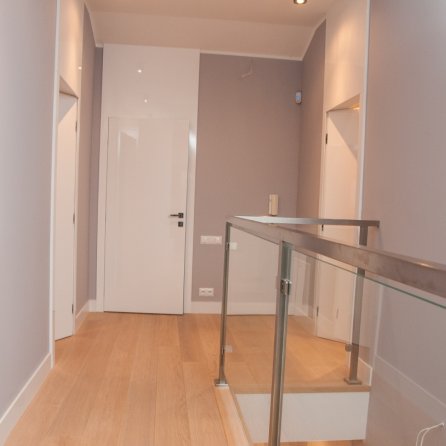 DRZWI TAFLA T1 - OŚCIEŻNICA PODWYŻSZONA TOWER - OPASKI 80MM - KOLOR BIAŁY RAL 9003 POŁYSK - ZAWIASY CHOWANE