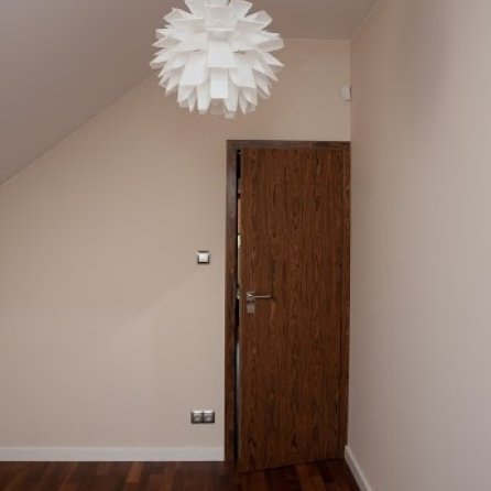 DRZWI TAFLA T1 - OŚCIEŻNICA SKOS 45 ST-  OPASKI 80MM - FORNIR PALISANDER - ZAWIASY CHOWANE