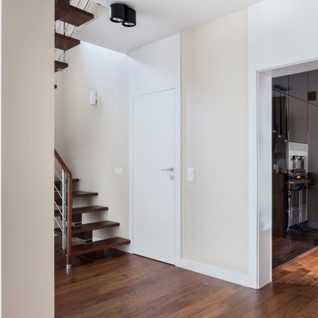 DRZWI TAFLA T1 - OŚCIEŻNICA PODWYŻSZONA TOWER OPASKI 80MM - KOLOR BIAŁY RAL 9003 - ZAWIASY CHOWANE