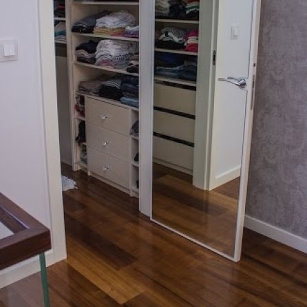 DRZWI TAFLA T1 Z NAKLEJONYM LUSTREM - OŚCIEŻNICA STANDARD 80MM - KOLOR BIAŁY RAL 9010 POŁYSK - ZAWIASY CHOWANE