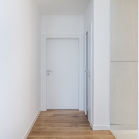 DRZWI TAFLA T1 - OŚCIEŻNICA STANDARD 80MM - KOLOR BIAŁY RAL 9003 - ZAWIASY CHOWANE