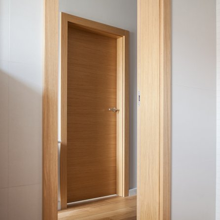 DRZWI TAFLA T2 USŁOJENIE POZIOME - OŚCIEŻNICA STANDARD 90 ST-  OPASKI 80MM - FORNIR DĄB NATURALNY - ZAWIASY CHOWANE