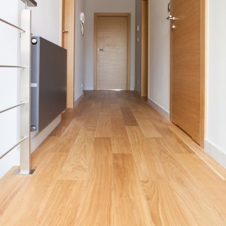 DRZWI TAFLA T2 USŁOJENIE POZIOME - OŚCIEŻNICA SKOS 45 ST-  OPASKI 80MM - FORNIR DĄB NATURALNY - ZAWIASY CHOWANE