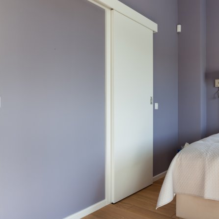 DRZWI TAFLA W SYSTEMIE NAŚCIENNYM - BIAŁY RAL 9003 - OŚCIEŻNICA TUNEL - OPASKI 80MM