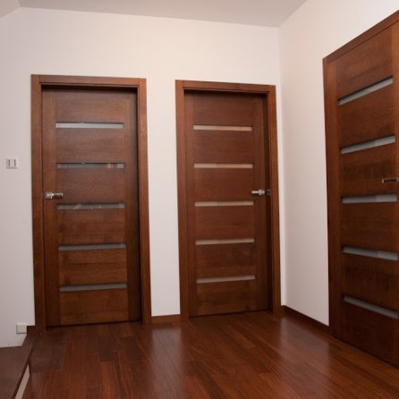 DRZWI GAMMA G1 - OŚCIEŻNICA STANDARD 80MM - FORNIR DĄB DOBARWIANY - SZYBA MLECZNA BEZPIECZNA - ZAWIASY CHOWANE